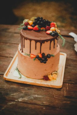 Badem ezmeli ve böğürtlenli çikolatalı pasta.