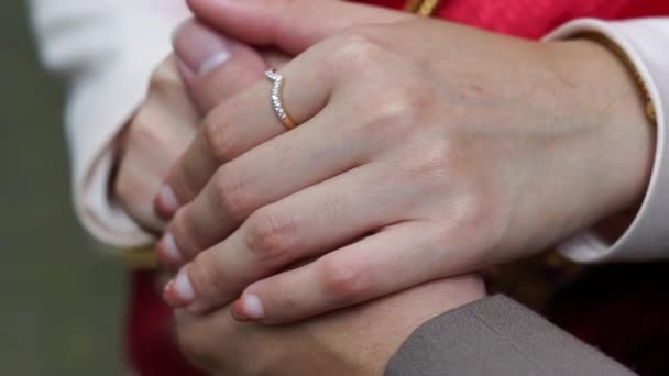 Las Manos Pareja Recién Casada Con Anillos Boda — Vídeos de Stock