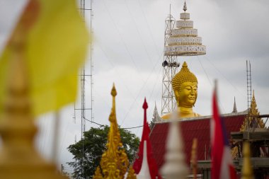 Tayland Tapınağı 'nda sarı ışığı olan Buda heykelinin başı.
