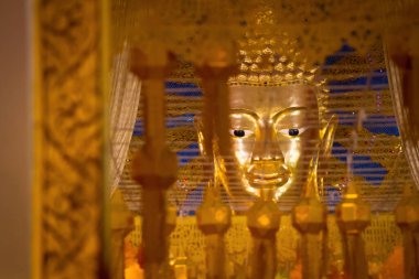 Tayland Tapınağı 'nda sarı ışığı olan Buda heykelinin başı.