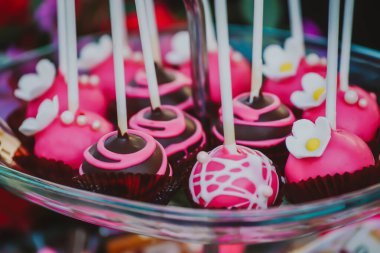 Pembe kremalı kekler güzel bir tabakta yatıyor. Lezzetli yakın plan tatlı. Lezzetli yemek.