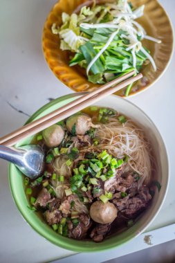 Tahta masada Çin Biftek Çorbası Tarifi