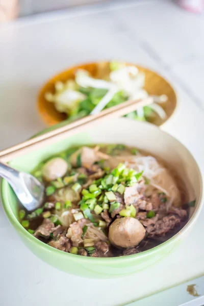 中国の牛肉麺スープ木製のテーブルにレシピ — ストック写真