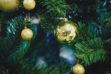 Noel ve Yeni Yıl kutlamaları için dekore edilmiş şenlikli arka plan ve tebrik kartı