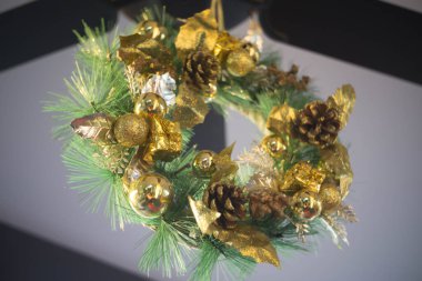 Noel ve Yeni Yıl kutlamaları için dekore edilmiş şenlikli arka plan ve tebrik kartı