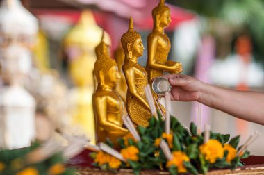 CHIANG MAI, THAILAND 15 Nisan 2017: İnsanlar Chiang Mai, Tayland 'da düzenlenen Songkran Festivali' nde Buda heykeli su seremonisi üzerine su serpiyor