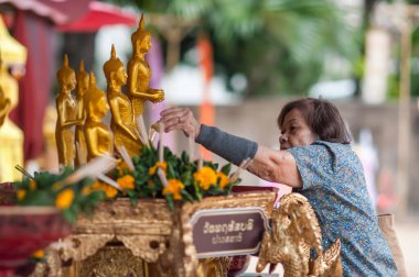 CHIANG MAI, THAILAND 15 Nisan 2017: İnsanlar Chiang Mai, Tayland 'da düzenlenen Songkran Festivali' nde Buda heykeli su seremonisi üzerine su serpiyor