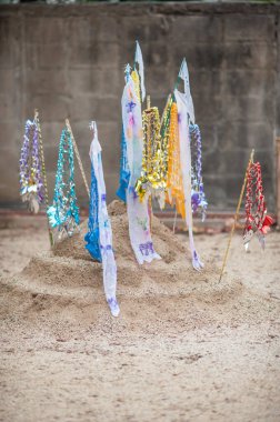 CHIANG MAI, THAILAND Nisan 15, 2017: Songkran festivali veya Su Festivali, İnsanlar Chiang Mai, Tayland 'da Songkran Festivali' nde geleneksel bayrakları kuma asıyorlar 