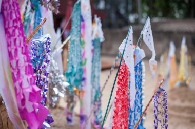 CHIANG MAI, THAILAND Nisan 15, 2017: Songkran festivali veya Su Festivali, İnsanlar Chiang Mai, Tayland 'da Songkran Festivali' nde geleneksel bayrakları kuma asıyorlar 