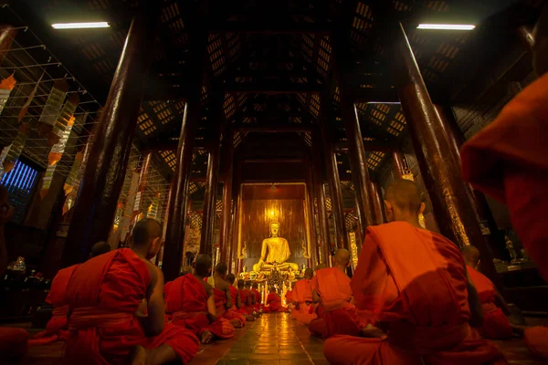 チェンマイ タイランド7月31日 チェンマイで開催される クラトン フェスティバル ワット ファン タオ寺院では 毎年伝統的な僧侶灯が紙で作られた風船を浮かべています — ストック写真