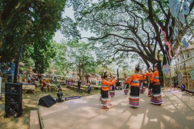 CHIANGMAI, THAILAND - 13 Nisan 2019: Geleneksel Lanna Kültür Şovu Chiang Mai 'deki Songkran Festivali ve Kuzey Tayland' ın güzel geleneksel dansı