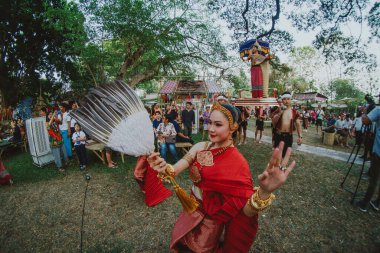 CHIANGMAI, THAILAND - 13 Nisan 2019: Geleneksel Lanna Kültür Şovu Chiang Mai 'deki Songkran Festivali ve Kuzey Tayland' ın güzel geleneksel dansı