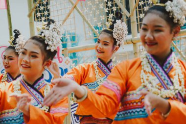 CHIANGMAI, THAILAND - 13 Nisan 2019: Geleneksel Lanna Kültür Şovu Chiang Mai 'deki Songkran Festivali ve Kuzey Tayland' ın güzel geleneksel dansı