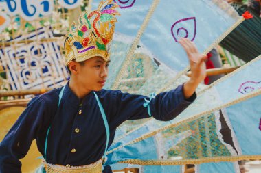 CHIANGMAI, THAILAND - 13 Nisan 2019: Geleneksel Lanna Kültür Şovu Chiang Mai 'deki Songkran Festivali ve Kuzey Tayland' ın güzel geleneksel dansı