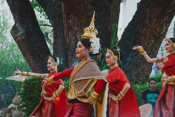 清迈清迈 2019年4月13日 清迈松坎节传统兰娜文化表演与泰国北部美丽的传统舞蹈 — 图库照片