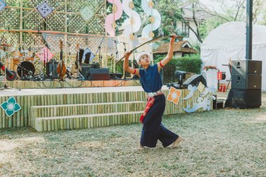 CHIANGMAI, THAILAND - 22 Nisan 2019: Geleneksel Lanna Kültür Şovu Chiang Mai 'deki Songkran Festivali' nde ve Kuzey Tayland 'ın güzel geleneksel dansında