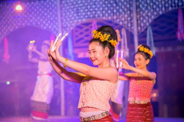 CHIANGMAI, THAILAND - 13 Nisan 2018: Geleneksel Lanna Kültür Şovu Chiang Mai 'deki Songkran Festivali ve Kuzey Tayland' ın güzel geleneksel dansı