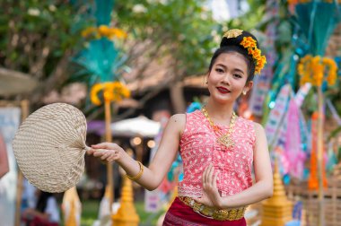 CHIANGMAI, THAILAND - 13 Nisan 2018: Geleneksel Lanna Kültür Şovu Chiang Mai 'deki Songkran Festivali ve Kuzey Tayland' ın güzel geleneksel dansı