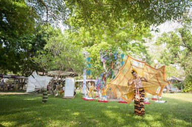 CHIANGMAI, THAILAND - 13 Nisan 2018: Geleneksel Lanna Kültür Şovu Chiang Mai 'deki Songkran Festivali ve Kuzey Tayland' ın güzel geleneksel dansı