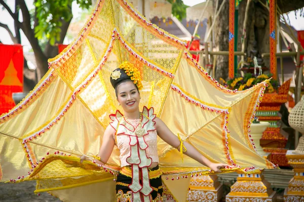 チャンマイ2018年4月13日 チェンマイのソンクラン祭で行われる伝統的なランナ文化ショーと北タイの美しい伝統舞踊 — ストック写真
