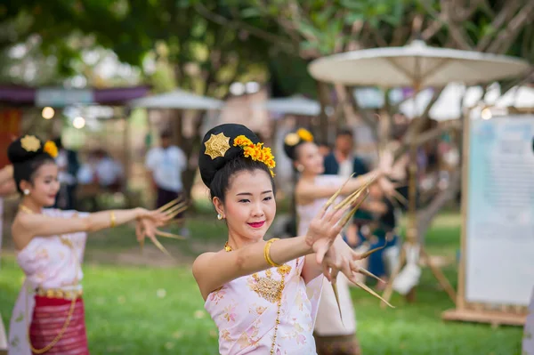 チャンマイ2018年4月13日 チェンマイのソンクラン祭で行われる伝統的なランナ文化ショーと北タイの美しい伝統舞踊 — ストック写真