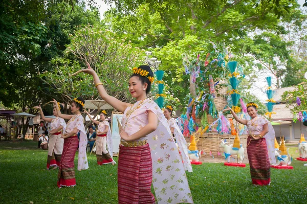 CHIANGMAI, THAILAND - 13 Nisan 2018: Geleneksel Lanna Kültür Şovu Chiang Mai 'deki Songkran Festivali ve Kuzey Tayland' ın güzel geleneksel dansı