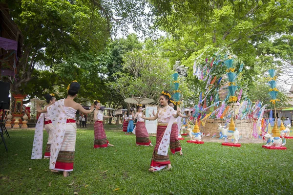 2018年4月13日 清迈松坎节传统兰娜文化表演与泰国北部美丽的传统舞蹈 — 图库照片