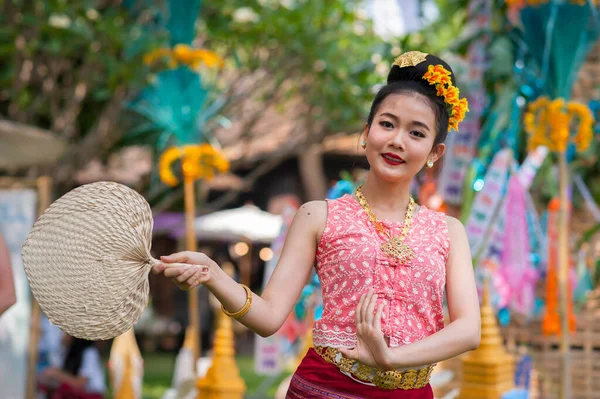 CHIANGMAI, THAILAND - 13 Nisan 2018: Geleneksel Lanna Kültür Şovu Chiang Mai 'deki Songkran Festivali ve Kuzey Tayland' ın güzel geleneksel dansı