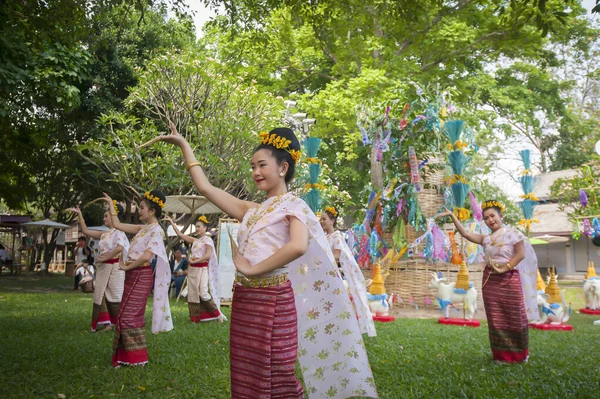 Chiangmai Thailand April 2018 Pertunjukan Kebudayaan Lanna Tradisional Festival Songkran Stok Foto Bebas Royalti