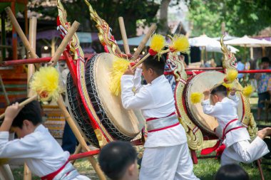 CHIANGMAI, THAILAND - 14 Nisan 2018: Geleneksel Lanna Kültür Şovu Chiang Mai 'deki Songkran Festivali ve Kuzey Tayland' ın güzel geleneksel dansı