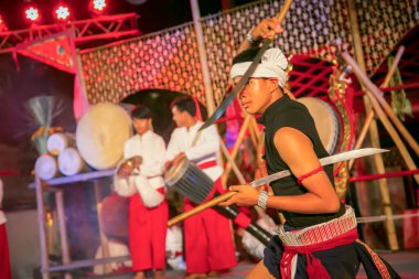 CHIANGMAI, THAILAND - 14 Nisan 2018: Geleneksel Lanna Kültür Şovu Chiang Mai 'deki Songkran Festivali ve Kuzey Tayland' ın güzel geleneksel dansı