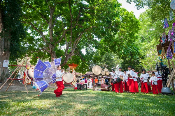 2018年4月14日 清迈松坎节传统兰娜文化表演与泰国北部美丽的传统舞蹈 — 图库照片