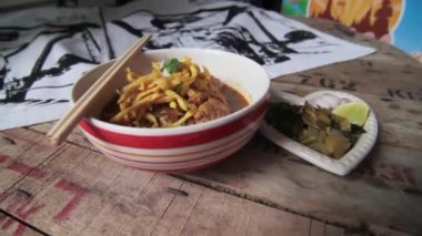 Khao soi - Geleneksel Tayland yemeği, Tayland körili ve sarı körili tavuk. Khao soya ünlü bir Kuzey Tayland yemeğidir.
