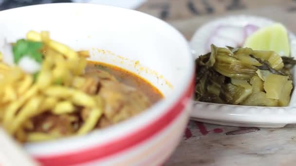 カオソイ タイ伝統料理 タイカレーチキンと黄色のカレーに麺料理 タイ北部で有名なカオソイ — ストック動画
