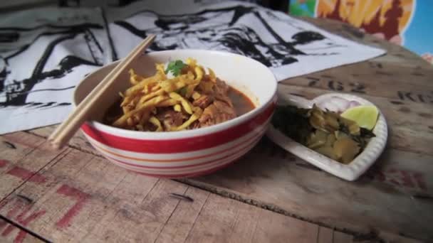 Khao Soi Mâncare Tradițională Thailandeză Curry Thailandez Vas Tăiței Într — Videoclip de stoc