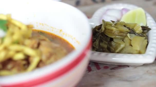 カオソイ タイ伝統料理 タイカレーチキンと黄色のカレーに麺料理 タイ北部で有名なカオソイ — ストック動画