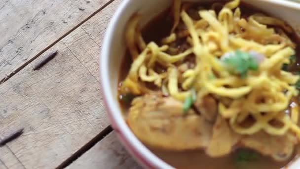 Khao Soi Hagyományos Thai Étel Thai Curry Tésztával Sárga Currys — Stock videók