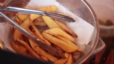 Karanlık masada ketçap ile patates kızartması