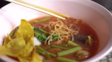 Bir kase Tay Yen Ta Fo şehriye çorbası pembe çorba, balık köftesi, kızarmış wonton, sabah zaferi ve pembe bir kasede servis edilen tofu. Tayland 'da, eşsiz tatlı ve ekşi tadı ile tanınan popüler bir sokak yemeği..