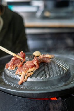 Tayland usulü ızgara tavasına yakın plan, Moo Kratha olarak bilinir, domuz eti, karides ve sebzeli ızgara ve çorba. Tayland 'da popüler Asya yemek deneyimi.