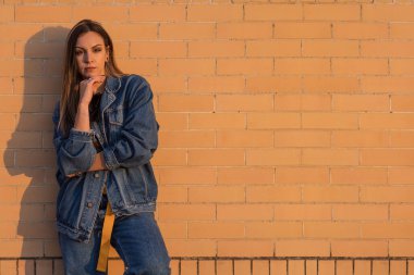 Duvara yaslanmış güzel genç bir kadın