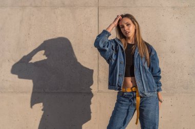 Kot giymiş genç bir kadının yarı vücut fotoğrafı.