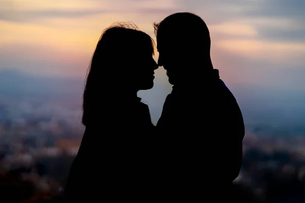 Rétroéclairage Couple Amoureux Créant Une Silhouette Coucher Soleil — Photo