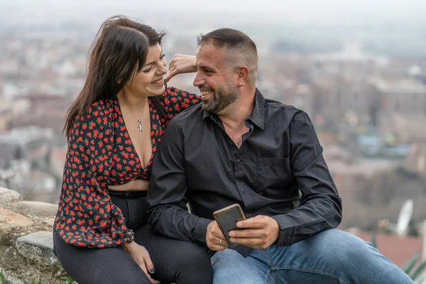 Verliebte Paare Lächeln Wenn Sie Etwas Auf Dem Smartphone Sehen — Stockfoto