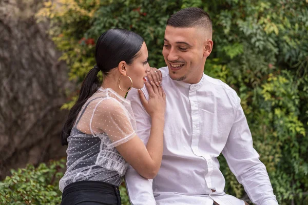 Bonito Casal Jovem Caucasiano Apaixonado Olhar Uns Para Outros Com — Fotografia de Stock