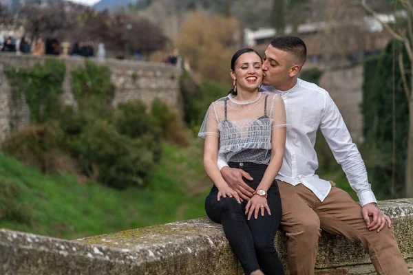 Heureux Jeune Couple Hétérosexuel Caucasien Amoureux Saint Valentin — Photo