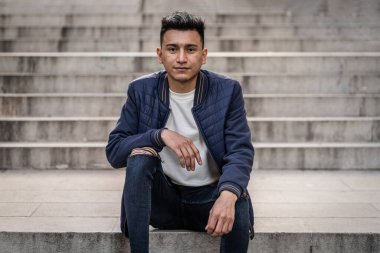 Kot pantolon ve günlük ceket giyen İspanyol bir adam.