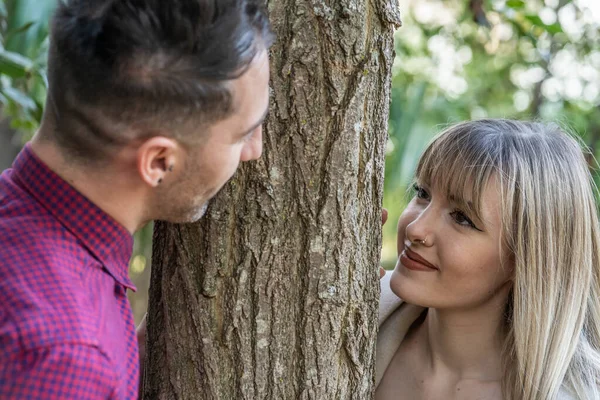 Junges kaukasisches verliebtes Paar. Sie blond und die brünette — Stockfoto