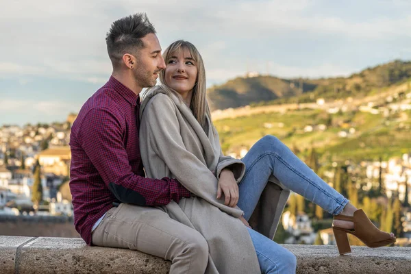 Jovem casal caucasiano apaixonado. Ela loira e a morena — Fotografia de Stock