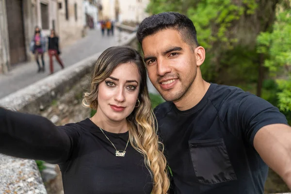 Jovem Casal Hispânico Amor Tirar Uma Selfie Com Seu Smartphone — Fotografia de Stock